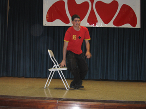 Participando en la categoría de humor: un joven nos representa a "Pepe Villuela" con su silla.